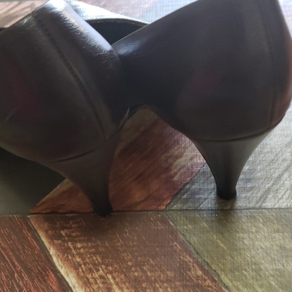 Joyce Brown Leather Heels - Picture 3 of 7